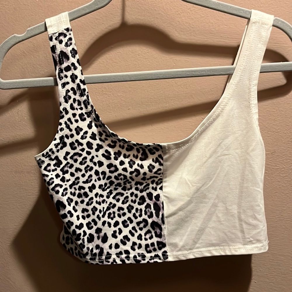 Crop top, 2 toned color, white and leopard print